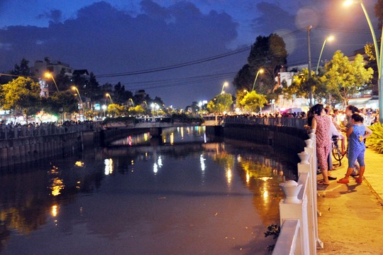 Phát[-]hiện[-]xác[-]người[-],[-]"cần[-]thủ"[-]đổ[-]cá[-]xuống[-]kênh